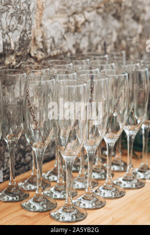 Verres à vin vide dans une rangée. La préparation de la célébration. Banque D'Images