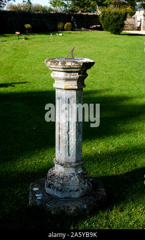 Un cadran solaire à St Mary's churchyard, Steeple Barton, Oxfordshire, England, UK Banque D'Images