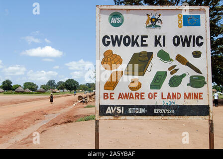 L'OUGANDA, de Kitgum, mine terrestre pancarte, camp de personnes déplacées près de mines ont été utilisées dans la guerre entre l'Armée de résistance du Seigneur (LRA et l'armée de l'Ouganda Banque D'Images