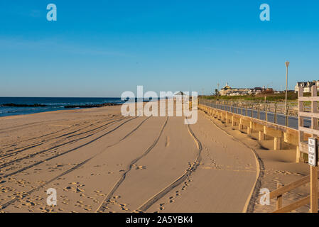 Lignes dans le sable d'une plage vide tôt le matin Banque D'Images