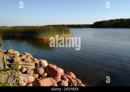 Mer sur soirée d'été en Finlande mer de l'archipel. Banque D'Images