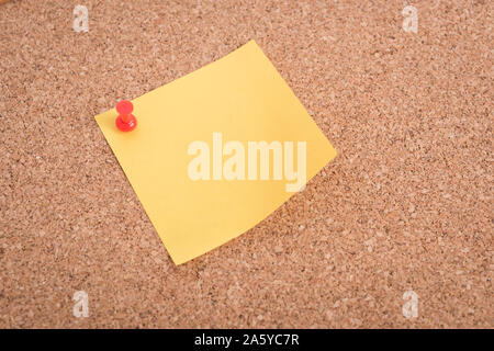 Remarque vierge jaune avec l'axe des documents de fond sur planche de bois Banque D'Images