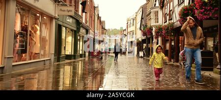 Winchester High Street par temps de pluie Banque D'Images