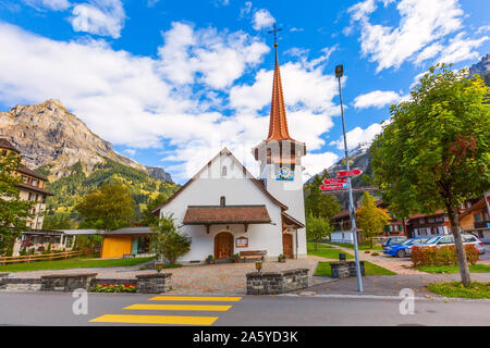 Kandersteg, Suisse - le 17 octobre 2019 : avec vue sur la rue et clocher de l'église et les montagnes panorama, Canton de Berne, de l'Europe Banque D'Images