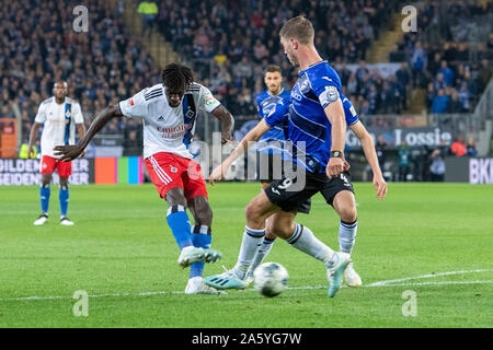 Bielefeld, Allemagne. 21 Oct, 2019. JATTA boulangerie (l., HH) et Fabian KLOS (mi., Bi) et Joakim Nilsson (BI), action, lutte pour le ballon, football 2. Bundesliga, 10. Journée, DSC Arminia Bielefeld (BI) - HSV Hamburg Hambourg Hambourg (HH) 1 : 1, le 20.10.2019 à Berlin/Allemagne. ¬ | Conditions de crédit dans le monde entier : dpa/Alamy Live News Banque D'Images
