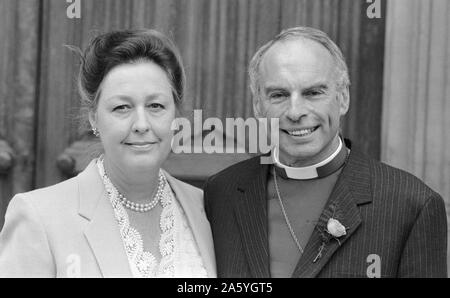 L'évêque de Sherborne, la Rt Rev John Kirkham (r) avec Mme veuve américaine Hester Gregory à Lambeth Palace, London. Le couple, qui s'est réuni à Raleigh (Caroline du Nord), se sont mariés au palais dans un service effectué par le Dr Robert Runcie. Banque D'Images