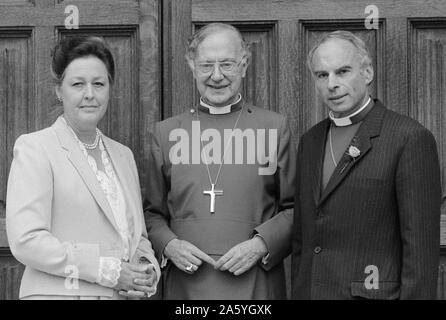 L'évêque de Sherborne, la Rt Rev John Kirkham (r) avec Mme veuve américaine Hester Gregory et l'archevêque de Canterbury Dr Robert Runcie à Lambeth Palace, London. Le couple, qui s'est réuni à Raleigh (Caroline du Nord), se sont mariés au palais dans un service effectué par le Dr Robert Runcie. Banque D'Images