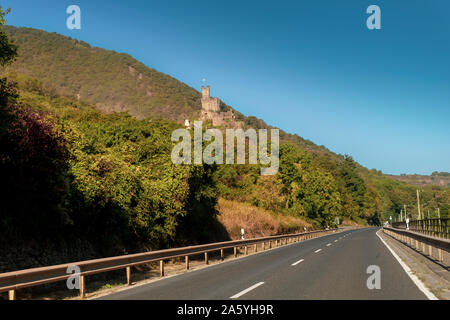 Château Sooneck, dans la vallée du Rhin, vu de la route, sur une journée ensoleillée d'automne. Banque D'Images