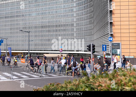 Bruxelles, Belgique - 22 septembre 2019 : les personnes bénéficiant de la journée sans voiture à Bruxelles dans la place Schuman. Banque D'Images