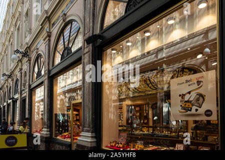 Bruxelles, Belgique - 22 septembre 2019 : Chocolat vitrine dans les Galeries Royales Saint-Hubert galeries de magasins à Bruxelles. Banque D'Images