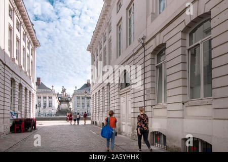 Bruxelles, Belgique - 22 septembre 2019 : les gens à marcher vers le Martyr's square à Bruxelles lors d'une journée ensoleillée. Banque D'Images