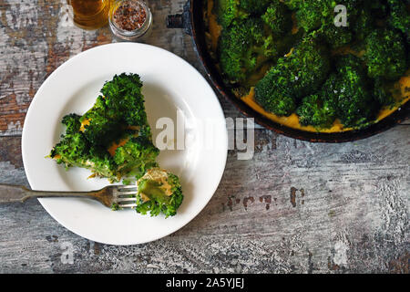 Focus sélectif. Un morceau de brocoli omelette sur une assiette. Frittata à la maison avec le brocoli. Régime céto. Macro. Banque D'Images