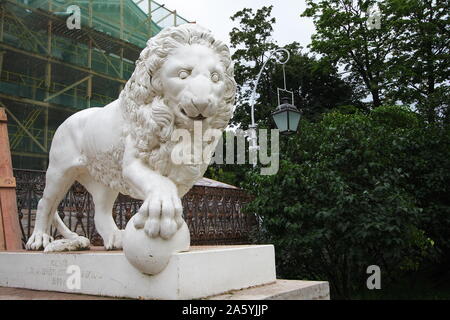 Sculpture d'un lion tenant une balle de patte. Palais Yelagin. L'île Elagin. Saint-pétersbourg Banque D'Images