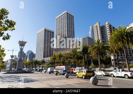 SAN FRANCISCO, USA - 2 octobre 2019 : Le trafic sur l'Embarcadero bordée de palmiers dans le centre-ville de San Francisco avec les grands immeubles du quartier financier behin Banque D'Images