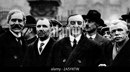 Ramsay Macdonald, premier travail (socialiste) le premier ministre britannique, de quitter le palais de Buckingham après avoir été demandé par George V pour former un gouvernement - 1924. Macdonald, à gauche, avec ses collègues JH Thomas, Arthur Henderson et JR Clynes. Banque D'Images