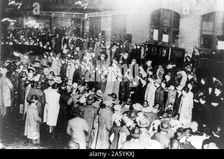 Perte de la White Star Line de classe olympique du RMS Titanic qui a heurté un iceberg le 12 avril 1912 pour son voyage inaugural de Southampton à New York. Plus de 1 500 vies perdues. New York la foule en attente de l'arrivée des survivants de la catastrophe . Banque D'Images