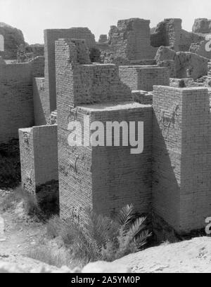 L'Iraq. Babylone, vue de l'éboulement des ruines. L'Ishtar gate montrant les animaux en relief sur les murs de briques Banque D'Images