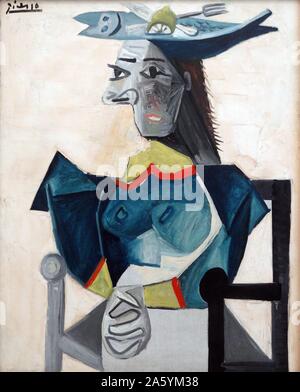 Femme assise avec des poissons Hat (impression sur toile) par Pablo Picasso (1881-1973) un peintre espagnol, sculpteur, graveur, céramiste, décorateur, poète et dramaturge, qui a passé la plupart de sa vie adulte en France. Banque D'Images