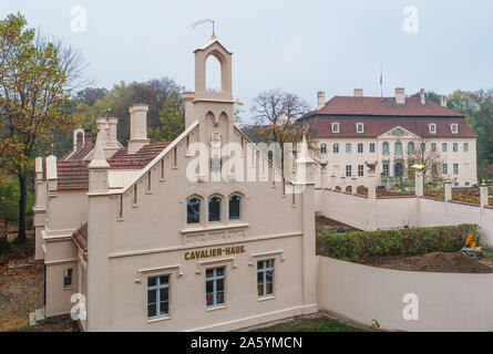 Cottbus, Allemagne. 23 Oct, 2019. Vue sur le Cavalierhaus (l) et le château (r) dans la région de jardin des Branitz (vue aérienne avec un drone). Depuis le début de 2019, le Cavalierhaus à Branitz château a été entièrement rénové. En plus de la toiture, la façade et la décoration du bâtiment, tout l'intérieur de l'immeuble néo-gothique devrait être rénové d'ici le printemps 2020. Crédit : Patrick Pleul/dpa-Zentralbild/ZB/dpa/Alamy Live News Banque D'Images