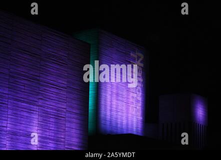 Le Théâtre National Royal de nuit. Conçu par Sir Denys Lasdun et Peter Softley Scénario. Ouvert en 1976 AD. Connu internationalement comme le Théâtre National de Grande-Bretagne. Banque D'Images