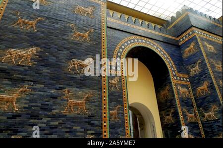 Les portes d'Ishtar, Babylone plus de détails montrant palms, les lions et les animaux. Banque D'Images