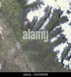 Un morceau de glacier, menaçant de tomber dans un lac andin et causer d'importantes inondations dans la ville péruvienne de 60 000. Le 5 novembre 2001. Image satellite. Banque D'Images