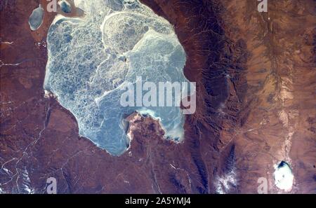 Cette image capte presque tous de Quinghai, le plus grand lac de Chine. Situé dans la province du Quinghai Quinghai sur le plateau tibétain. Le 17 février 2000. Image satellite. Banque D'Images