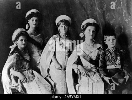 Photographier des enfants Romanov de la famille royale russe pris au début des années 1900. Montrant Olga, Tatiana, Maria, Anastasia et Aleksei qui posent ensemble pour un portrait officiel. Banque D'Images