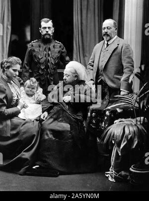 Une photographie du tsar Nicolas II, (le dernier empereur de Russie, Grand-duc de Finlande, et Roi de Pologne) l'impératrice Alexandra Fedorovna, la Grande-Duchesse Olga, la reine Victoria, et Edward, prince de Galles pris dans le château de Balmoral, en 1896. Banque D'Images