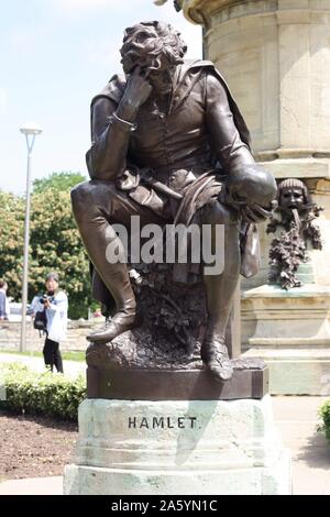 Statue commémorant l'œuvre de Shakespeare. Cela représente Hamlet Prince du Danemark de sa tragédie Hamlet. Stratford Upon Avon, Angleterre Banque D'Images