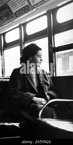 Rosa Parks assise sur un bus à Montgomery, Alabama, 1956. Banque D'Images