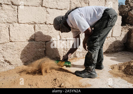 Bet Shemesh, Israël. 23 octobre, 2019. Les employés de l'Autorité des antiquités d'Israël travaux de découvrir une année 1500 ancienne église, décorée avec des sols en mosaïque et mosaïque grecque inscriptions, découvert quelques 30 km à l'ouest de Jérusalem. Une inscription trouvée consacre le site d'un glorieux martyr ''. Une deuxième mention d'un don reçu de l'empereur byzantin Tibère II Constantin. Une crypte intacte a servi comme une chambre funéraire souterraine pour le "martyr glorieux". Credit : Alon Nir/Alamy Live News Banque D'Images