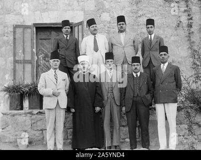 Les perturbations de la Palestine de 1936. Les membres du Haut Comité arabe. Première rangée, de gauche à droite : Ragheb Bey Nashashibi, président du Parti de la Défense, Haj Amin eff. el-Hussein, Grand mufti et président du comité, Ahmed Hilmi Pasha, le Général Manager de la Banque arabe de Jérusalem, Abdul Latif Bey Es-Salah, président du Parti national arabe, M. Alfred Roke, propriétaire d'influence 1936 Banque D'Images