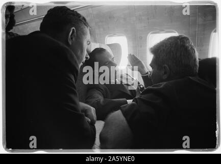 Vice-président Richard Nixon et appuyez sur dans l'avion au cours de sa visite en Russie en 1959. Urss Banque D'Images