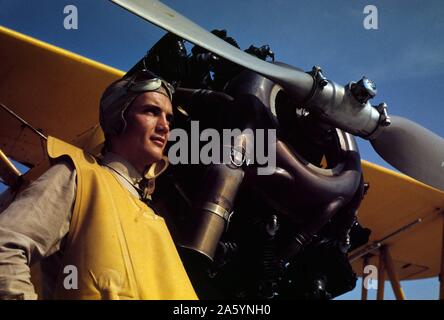 Le lieutenant de marine photographiés à côté de l'avion utilisé pour la formation des chalands, les planeurs au champ de l'air Page, Parris, Island, Caroline du Sud. 1942 Banque D'Images