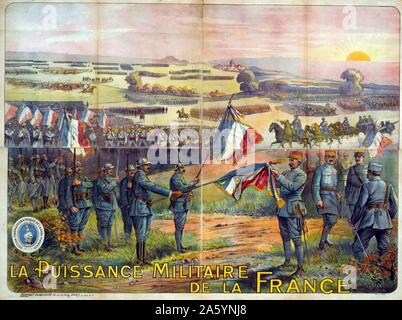 La puissance militaire de la France [1917] les troupes françaises (fantassins, cavaliers, etc.) Rassemblement sur un champ. Le Maréchal Philippe Pétain (1856-1951) est l'épinglage une médaille sur un drapeau français Banque D'Images