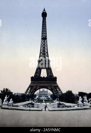 La Tour Eiffel, en vue complète, regard vers le Palais du Trocadéro, Paris, France. Publié entre ca. 1890 et ca. 1900 : impression photomécanique. photochrom, couleur. Banque D'Images