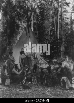 Les Indiens Flathead holding avant les Fêtes, les réunions de famille sur le côté ouest du parc national des Glaciers, dans la forêt dense de conifères qui sont les montagnes Rocheuses [entre 1900 et 1920] Banque D'Images