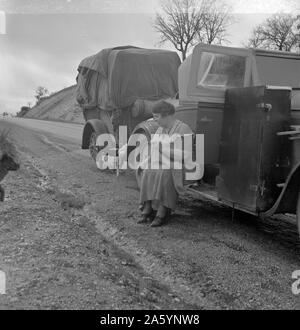 Les travailleurs migrants sur la route de pois. Toutes leurs possessions en voiture et remorque. La Californie par Dorothea Lange 1895-1965, en date du 1936 Banque D'Images