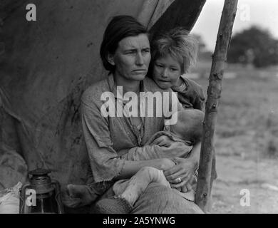 Famille de travailleurs agricoles migrants. Sept enfants qui ont faim. Mère âgée de trente-deux. Père est née en Californie. Nipomo, Californie par Dorothea Lange 1895-1965, en date du 1936 . Photo montre Florence Thompson avec plusieurs de ses enfants dans une tente, un abri dans le cadre de la 'Migrant' mère 1936 série Banque D'Images