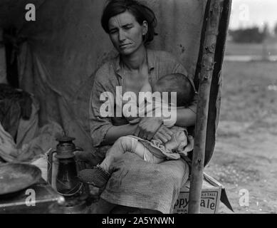 Famille de travailleurs agricoles migrants. Sept enfants sans nourriture. Mère âgée de trente-deux. Père est née en Californie. Nipomo, Californie 1936 . La photographie montre Florence Thompson avec deux de ses enfants par Dorothea Lange 1895-1965, en date du 1936 Banque D'Images