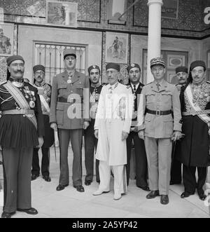 Carthage, Tunisie. Le général de Gaulle, le bey de Tunis et le général Mast dans la cour du bey's Summer Palace, en Tunisie en 1943 , faisant la seconde guerre mondiale Banque D'Images