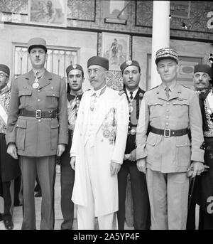 Carthage, Tunisie. Le général de Gaulle, le bey de Tunis et le général Mast dans la cour du bey's Summer Palace, en Tunisie en 1943 , faisant la seconde guerre mondiale Banque D'Images