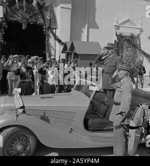 Carthage, Tunisie. Le général de Gaulle, accompagné du Général Mast, saluant comme le groupe joue Marseillaise à l'extérieur du palais d'été du bey de Tunis en 1943 , la seconde guerre mondiale Banque D'Images