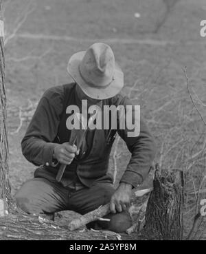 Travailleur migrant en enjeux pour la mise en place de sa tente, aux environs de Harlingen, Texas par Russell Lee, 1903-1986, en date du 19390101. Banque D'Images