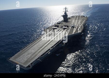 Deux F-35 Lightning II C variante porte-avions d'attaque interarmées conduite la première catapulte lance à bord du porte-avions USS Nimitz (CVN 68). Datée 2014 Banque D'Images