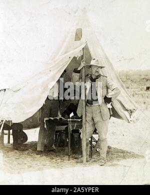 Impression photographique de Theodore Roosevelt (1858-1919) comme un Rough Rider, au Camp de Wikoff tente avec deux hommes non identifiés derrière lui, Tampa, Floride. Photographié par Underwood & Underwood Photographie. Datée 1898 Banque D'Images