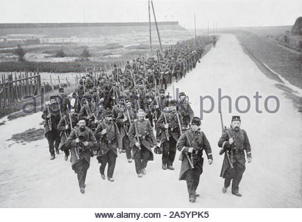 WW1 infanterie française sur la façon de les tranchées, vintage photographie de 1914 Banque D'Images