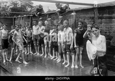 Boys Camp , douche. USA 1915 Banque D'Images