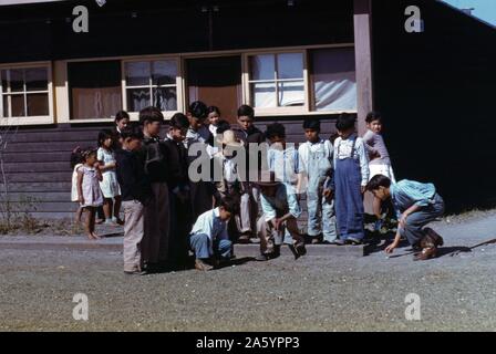 Garçons jouant aux billes, camp de travail, Robstown, Texas, USA. Photographe Arthur Rothstein (1915-1985). La couleur. Janvier, 1942. Banque D'Images